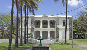 Située sur la Chaussée royale, cette belle demeure à la mode de Pondichéry date de la fin du XVIIIe siècle. Elle a été construite dans les années 1770 par Julien Gonneau-Montbrun, l’un des plus importants colons de l’île